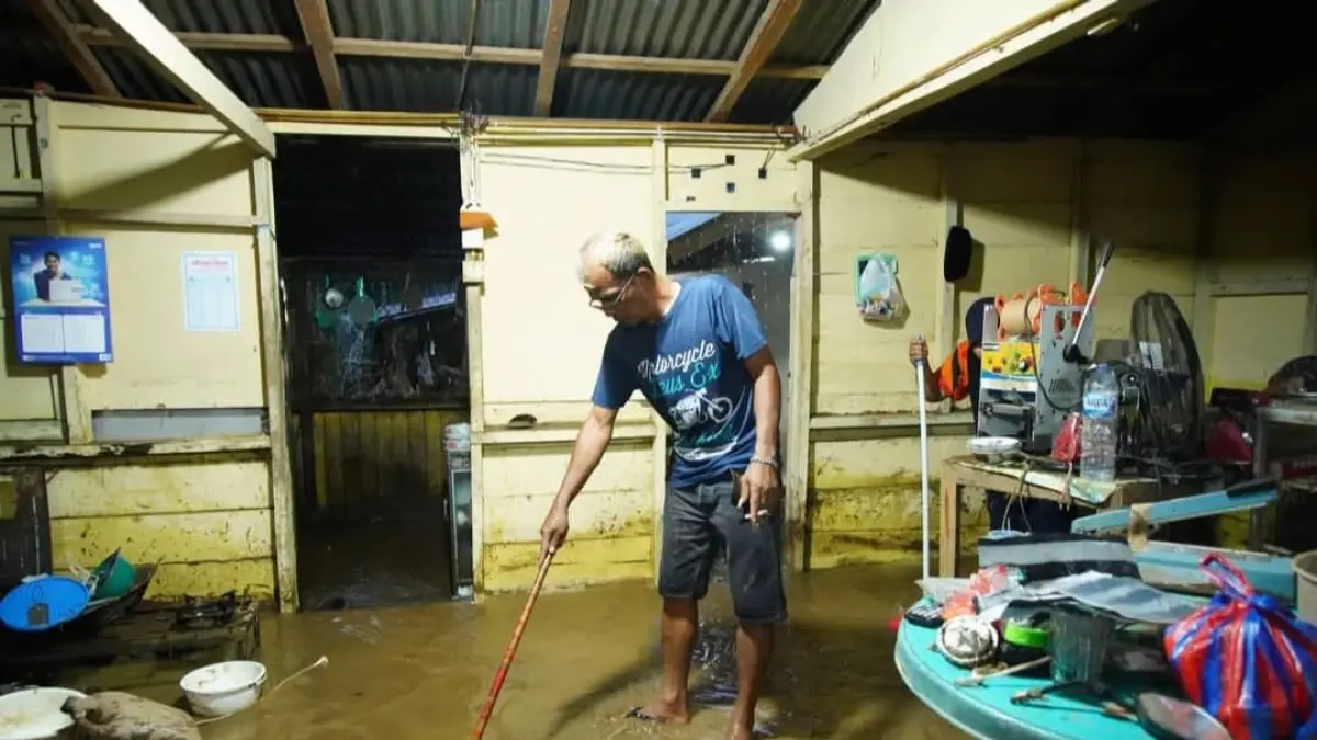 Wargamembersihkan rumah yang terdampak banjir setelah luapan Sungai Batang Tampo merusak puluhan permukiman di Kecamatan Lintau Buo, Tanahdatar.(Foto: Prokopim)