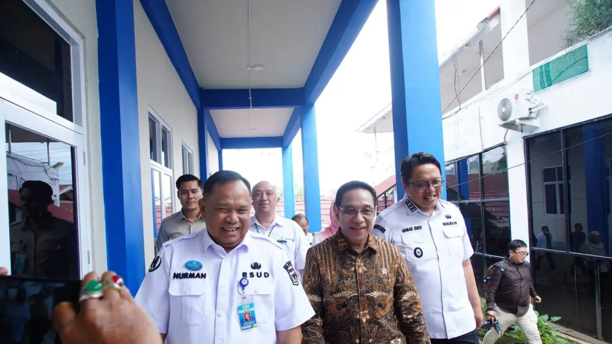 Wamenkes RI, Benyamin Paulus Octavianus, melakukan kunjungan kerja ke Kabupaten Tanahdatar, Rabu (13/05/2026), guna meninjau kesiapan RSUD M Ali Hanafiah Batusangkar dalam mendukung program nasional percepatan penanganan dan eliminasi Tuberkulosis (TBC). (DOKUMENTASI PEMKAB TANAHDATAR)
