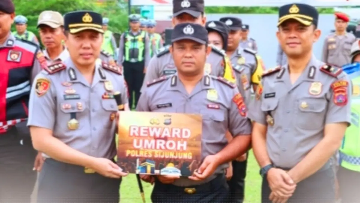 Aipda Novendrizal saat menerima penghargaan beberapa waktu lalu. (DOK POLRES SIJUNJUNG)