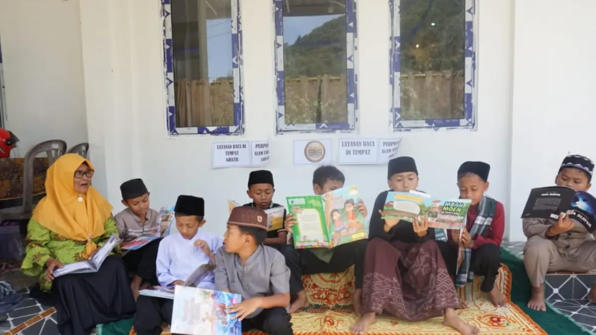 Anak-anak sedang membaca buku yang dibawa Abdul Rahman, G.PSA. (DOK Perpustakaan Alam Takambang Jadi Guru)