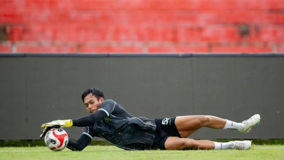 Andhika Ramadhani bertekad membawa Persebaya mengakhiri hasil negatif saat bertandang ke markas Semen Padang FC hari ini. (Foto: Persebaya)