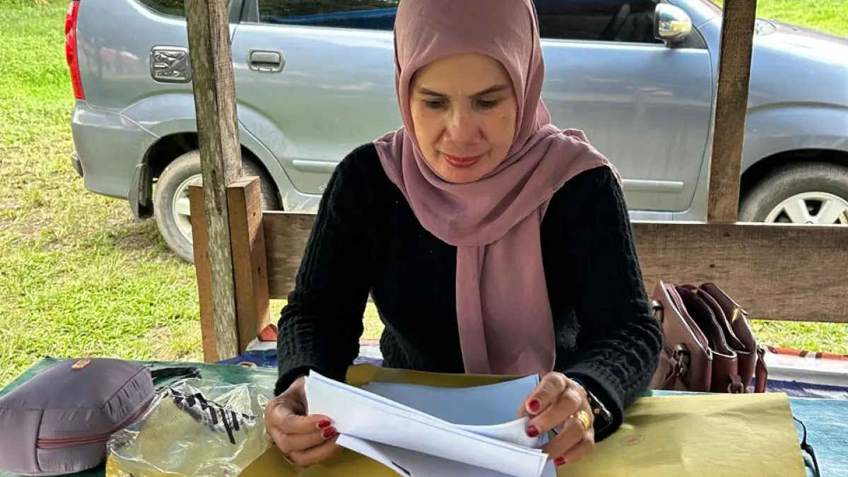 Anggota Panitia Pemilihan Ketua Persatuan Wartawan Indonesia (PWI) Kabupaten Dharmasraya, Zulfia Anita saat menerima berkas pendaftaran calon ketua hingga penutupan pendaftaran pada Jumat (15/5/2026).