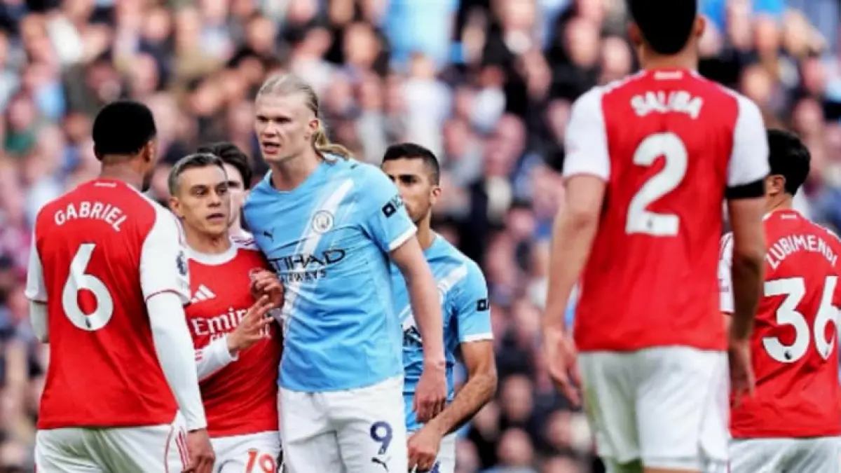 Arsenal dan Manchester City masih bersaing ketat dalam perebutan gelar Premier League 2025/26 menjelang dua pertandingan terakhir musim ini.j(Foto: Dok. Instagram @bankysports)