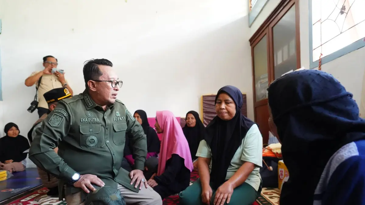 Bupati Tanahdatar, Eka Putra saat mengunjungi korban banjir beberapa waktu lalu. (DOKUMENTASI PEMKAB TANAHDATAR)