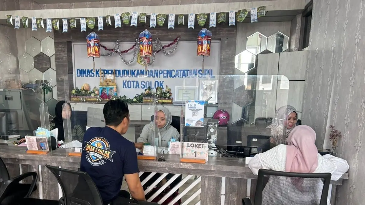 Disdukcapil Kota Solok memastikan layanan administrasi kependudukan tetap beroperasi selama Hari Libur Nasional dan Cuti Bersama pada 14–15 Mei 2026. (DOKUMENTASI PEMKO SOLOK)
