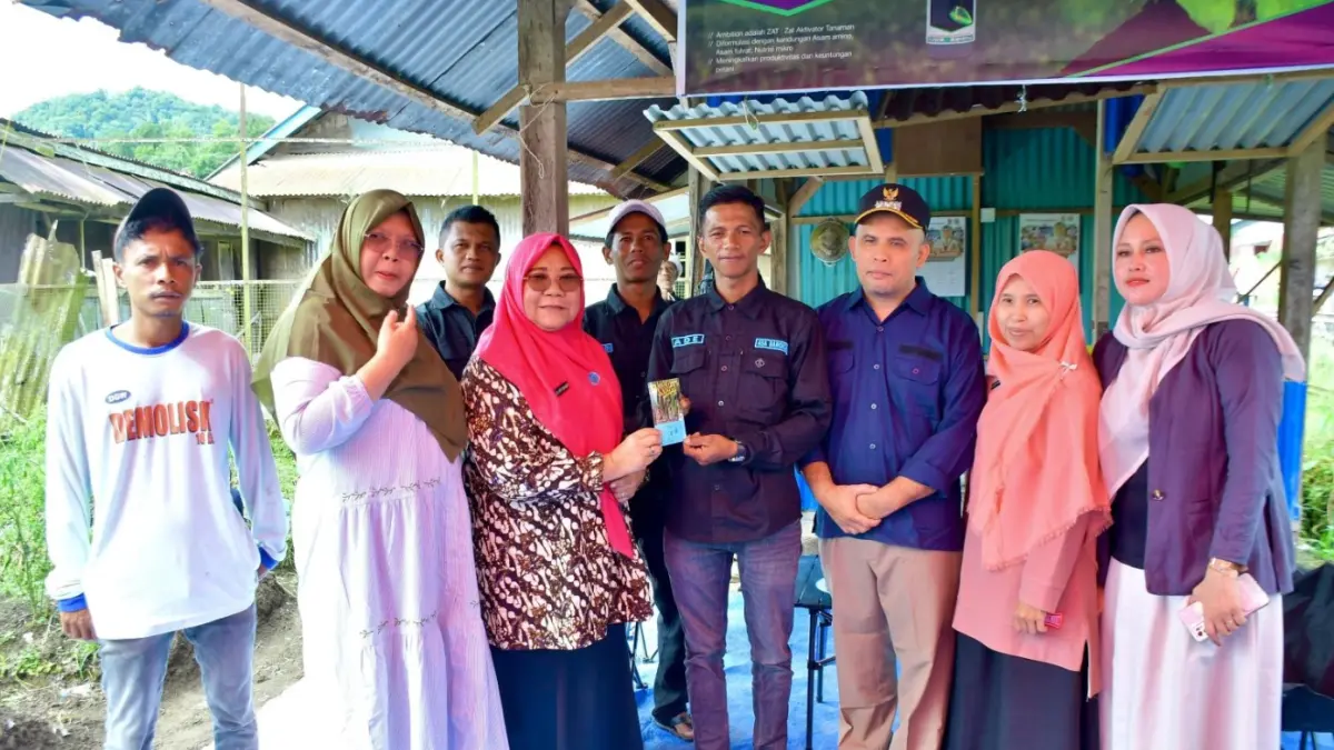 Ketua TP PKK Kabupaten Agam, Merry Benniwarlis menyerahkan bantuan bibit cabai keriting kepada Kelompok Tani Asa Barokah di Nagari Maturmudiak, Kecamatan Matur, Kamis (14/5). (DOK HUMAS AGAM)