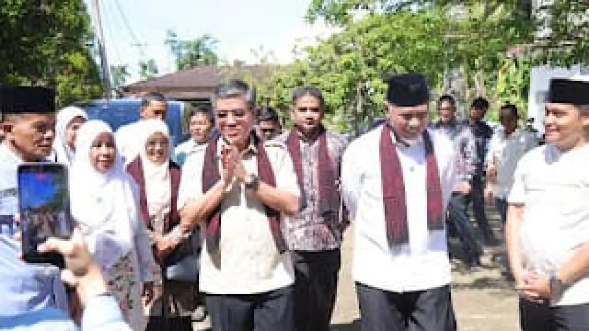 Menteri Ketenagakerjaan (Menaker) Yassierli saat meresmikan sumur bor di Masjid Raya Balai Gadang, Kota Padang.(Foto: Humas Kemnaker)