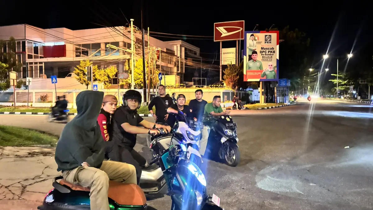 Operasi balap liar Polresta Padang mengamankan 14 kendaraan di Jalan Khatib Sulaiman saat patroli hingga dini hari. Terlihat polisi standby di salah satu sudut persimpangan jalan.