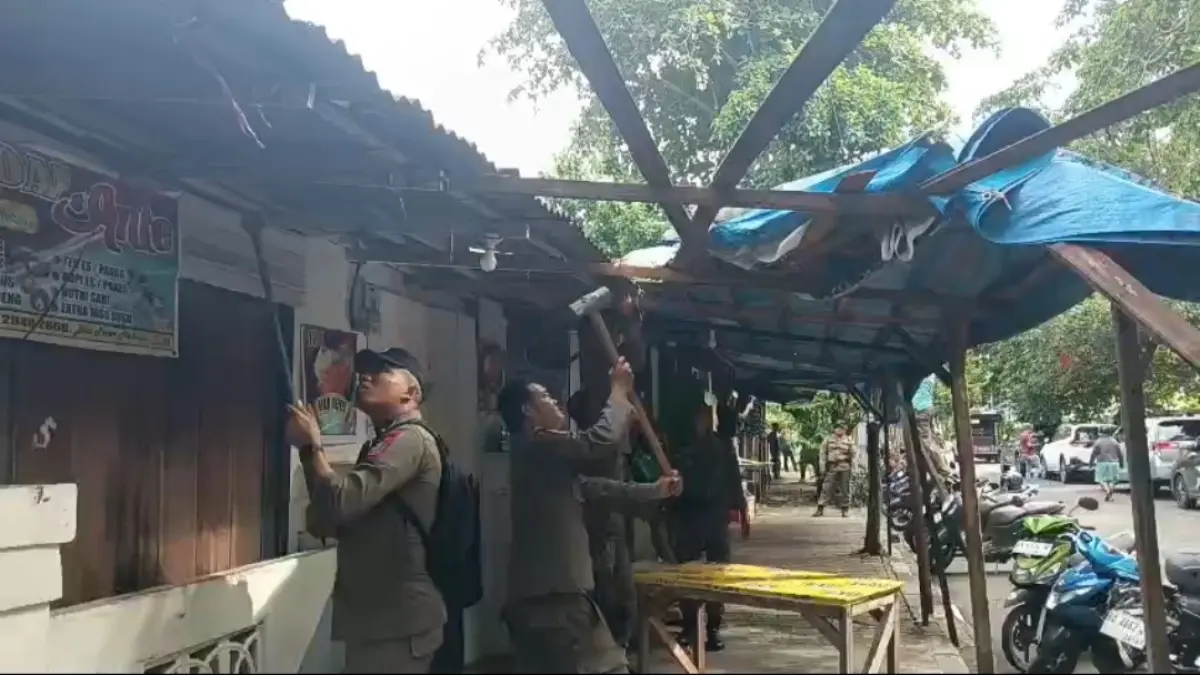 Personel Satpol PP Padang tertibkan PKL di Jalan Gereja, Kecamatan Padang Barat, Jumat (15/5/2026). (Humas Satpol PP Padang)