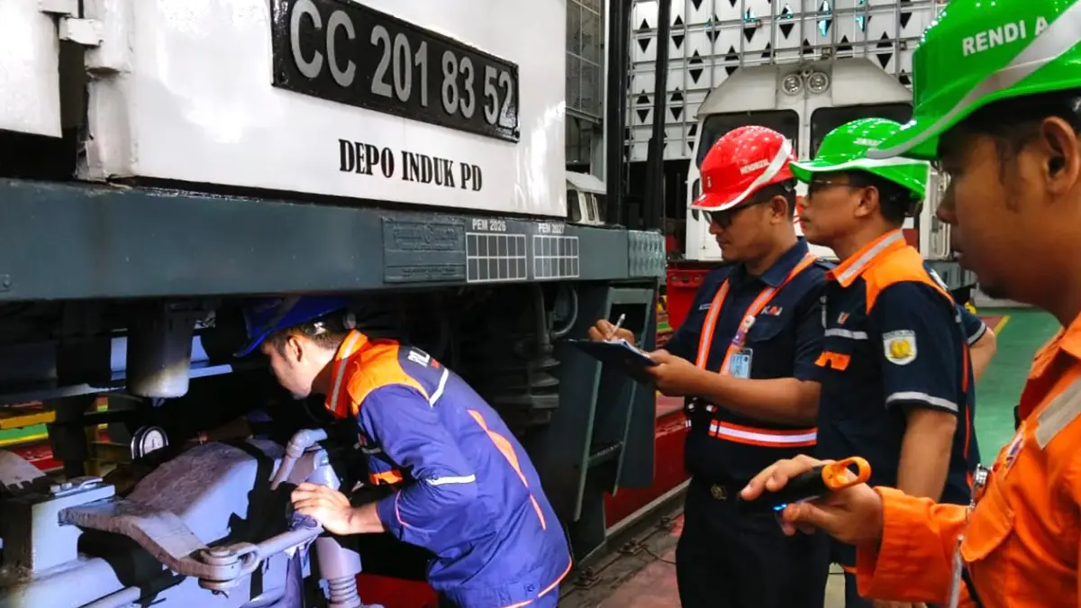 Petugas KAI Divre II Sumbar melakukan rampcheck seluruh armada kereta api guna memastikan perjalanan aman, nyaman, dan minim gangguan teknis.