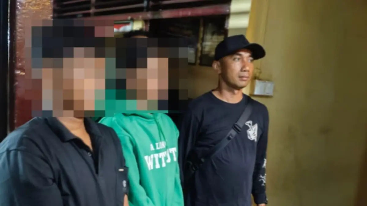 Petugas Satreskrim Polres Pasaman Barat saat mengamankan dua pelaku penganiayaan dan penusukan berinisial RD, 21, dan RT, 40 di kawasan Tandun, Kabupaten Rokan Hulu, Riau, Rabu (13/5) malam. (DOK POLRES PASBAR)