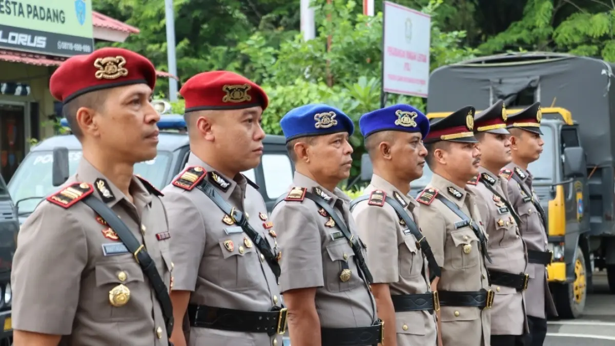 Polresta Padang melaksanakan kegiatan serah terima jabatan (sertijab) sejumlah pejabat utama serta pelantikan Kapolsek Kawasan Pelabuhan Teluk Bayur yang dirangkaikan dengan acara kenal pamit, Jumat (15/5). (DOK POLRESTA PADANG)
