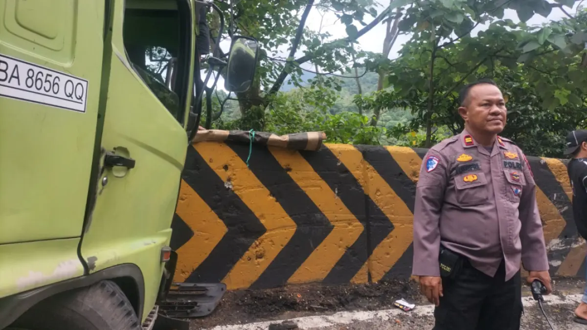 Truk rusak tabrak pembatas dinding akibat rem bermasalah di Panorama I, Sitinjaulauik, Kota Padang, Jumat (15/5/2026). Satlantas Polresta Padang terapkan arus buka tutup jalur Padang-Solok. (Satlantas Polresta Padang)