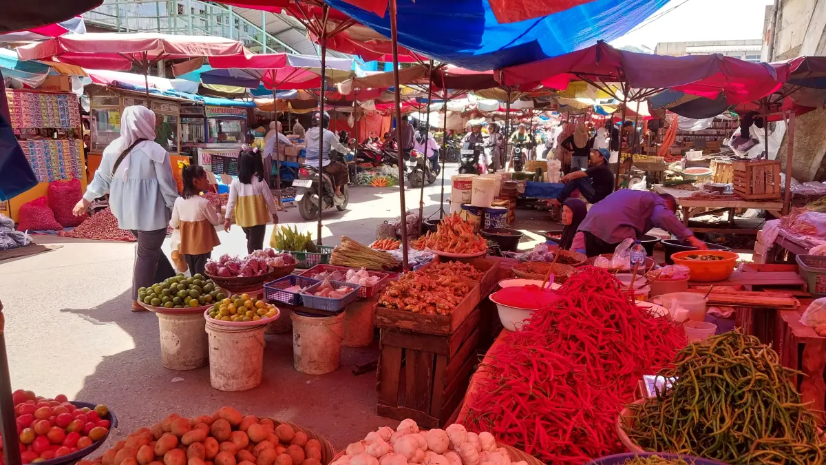 Aktivitas jual beli di Pasar Raya Padang, Kamis (14/5). Dari pantauan Padang Ekspres hari itu, harga cabai merah keriting naik sekitar 10–14 persen dari harga normal Rp 31 ribu–Rp 35 ribu per kilogram. (IRFAN/PADEK)
