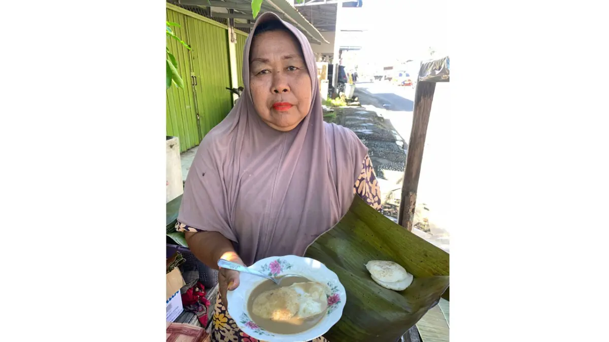 Buk Ina dengan Sambarehnya.