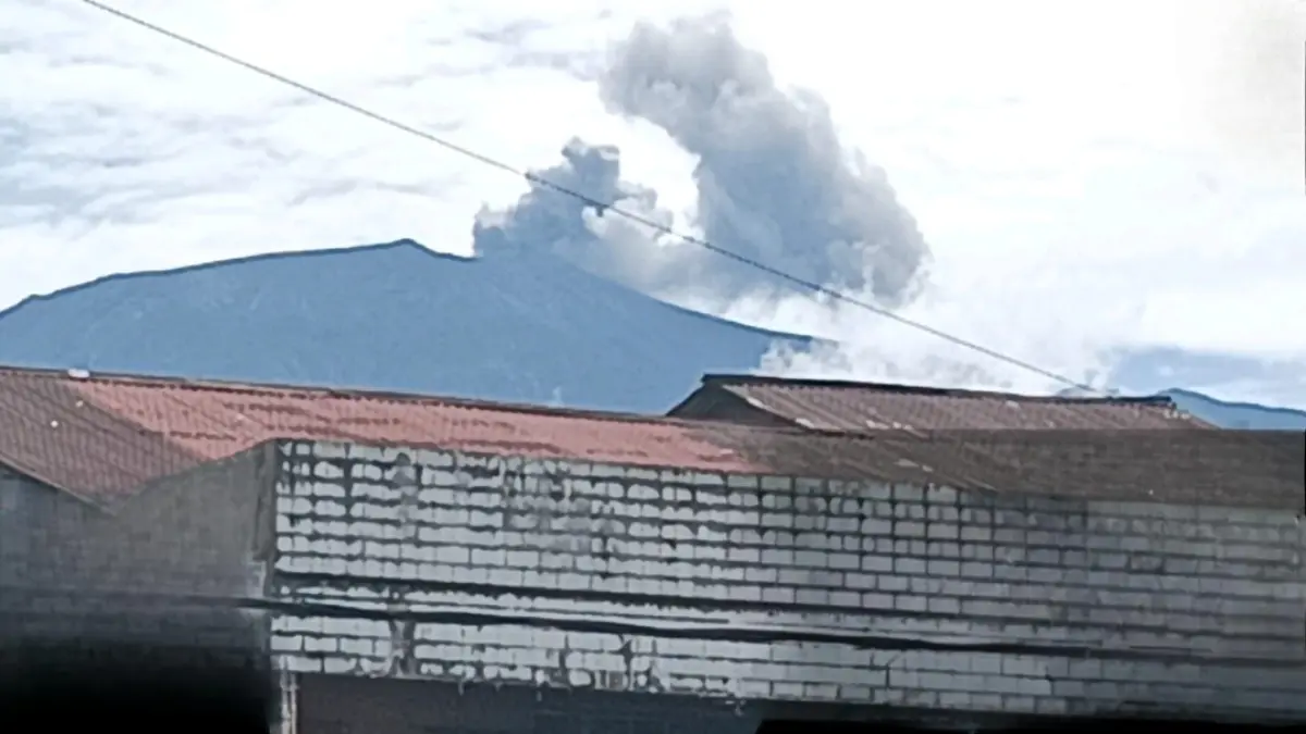 Gunung Marapi kembali erupsi pada Sabtu (16/5/2026) pukul 10.19 WIB. PVMBG tetapkan status Waspada Level II. (WAG Marapi Information)