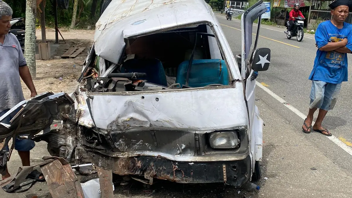 Kecelakaan beruntun di jalur Padang-Bukittinggi menewaskan 1 orang dan melukai 5 korban di Padangpariaman, Sabtu pagi.