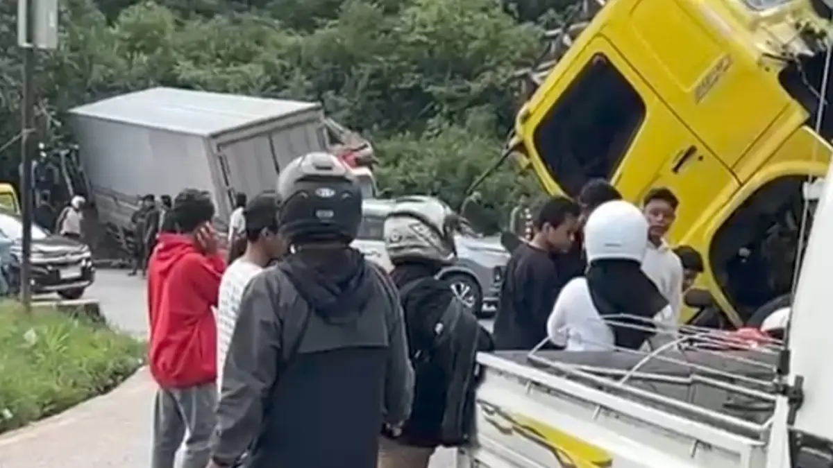 Kecelakaan beruntun melibatkan 4 kendaraan terjadi di Panorama II, Sitinjaulauik, Kota Padang, Sabtu (16/5/2026). 