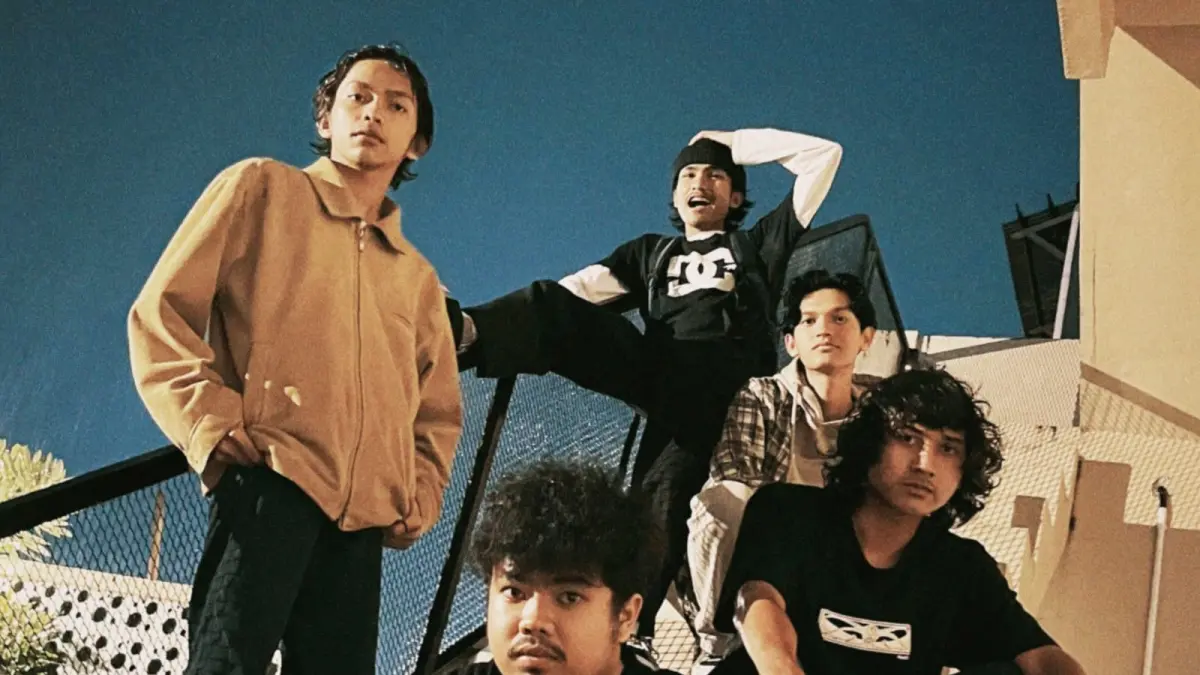 Para personel Nerd Blast: Rizky Frans (baju coklat), Muhammad Zaki (paling depan), Eric Laksmana (paling belakang), Agra Faiz (baju kemeja belakang), dan Syauqi Naufal (paling kanan). (DOKUMENTASI NERD BLAST)
