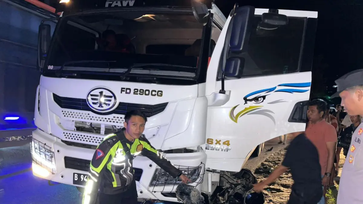 Personel Satlantas Polres Solok melakukan olah tempat kejadian perkara (TKP) kecelakaan di Jalan Raya Solok-Padang, tepatnya di Jorong Aro, Nagari Talang, Kecamatan Gunung Talang, Kabupaten Solok, Jumat malam (15/5/2026). (Satlantas Polres Solok)