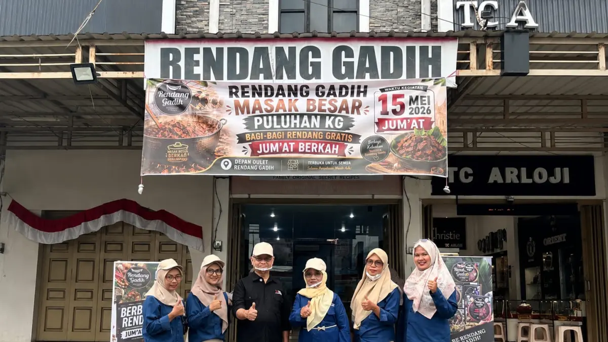 Tim Rendang Gadih setelah kegiatan di depan outlet (foto Tim)