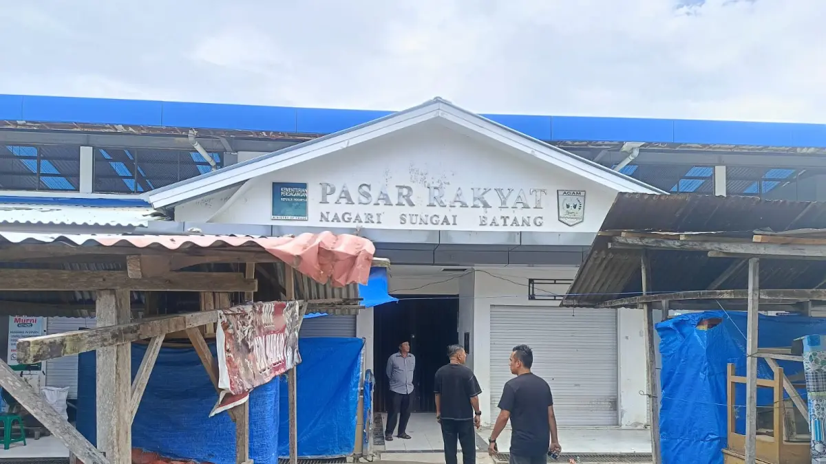 Pihak keluarga bersama mantan Wali Nagari Sungaibatang periode 2015-2021 Jon Candra meninjau kondisi Pasar Rakyat Sungaibatang, Kamis (14/5). Peninjauan dilakukan menyusul mencuatnya kasus dugaan korupsi proyek revitalisasi pasar tersebut yang menyeret tiga tersangka. (PUTRA/PADEK)