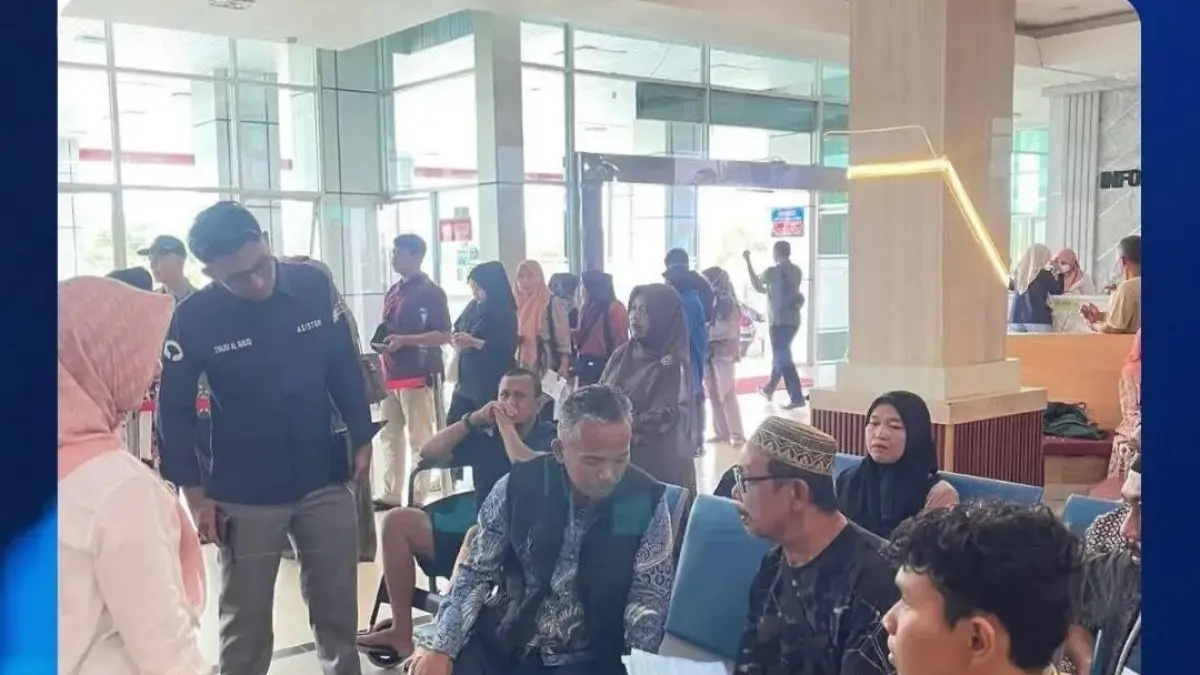 Adel Wahidi saat berinteraksi langsung dengan pasien dalam inspeksi mendadak pelayanan di RSUD Sungai Dareh, Kabupaten Dharmasraya. (DOK OMBUDSMAN)