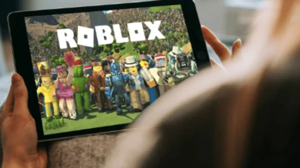 Anak bermain game online Roblox di tengah sorotan sistem belanja dalam game. (Foto Ilustrasi: Shutterstock)