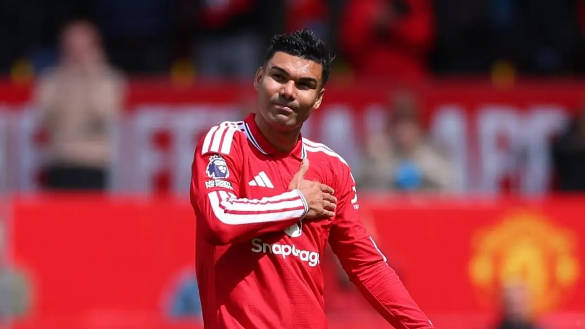 Casemiro pamit kepada suporter Manchester United pada laga kandang terakhirnya di Old Trafford musim 2025/2026.(Foto: X @manutd)