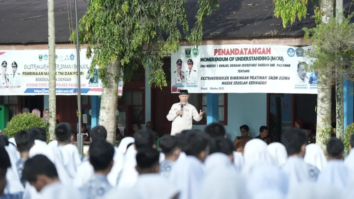 Gubernur Sumbar, Mahyeldi Ansharullah, menyampaikan rencana pembangunan asrama SLTA di Sumbar sebagai upaya pemerataan akses pendidikan dan penguatan pembinaan karakter generasi muda di Padang, Jumat lalu (15/5). (DOK BIRO ADPIM)