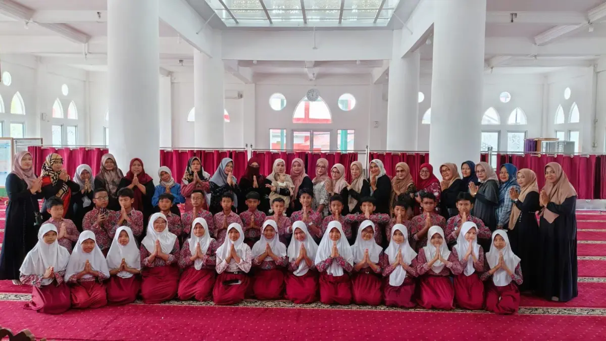 Murid SDN 32 VI  Bungo Pasang,  foto bersama majelis guru usai muhasabah di Masjid Muhajirin, Kamis (13/5). (TIM LAMAN GURU)