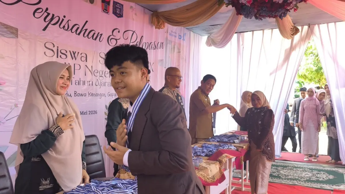 Murid SMP Negeri 30 Padang bersalaman dengan guru pada acara pelepasan siswa-siswi kelas IX, Selasa (12/5) . (TIM ALMAN GURU)
