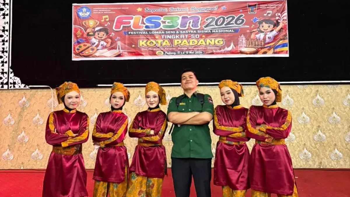 Murid SMPN 29 Padang berprestasi di Laga FLS3N foto bersama dengan guru beberapa waktu lalu. (TIM LAMAN GURU)