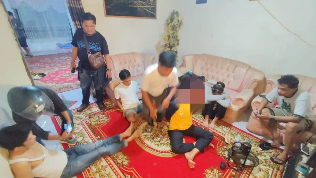 Oknum ASN tak berkutik saat ditangkap dalam penggerebekan narkoba di Nagari Taeh Baruah, Kecamatan Payakumbuh, Kabupaten Limapuluh Kota, beberapa waktu lalu. (DOK POLRES LIMAPULUH KOTA)