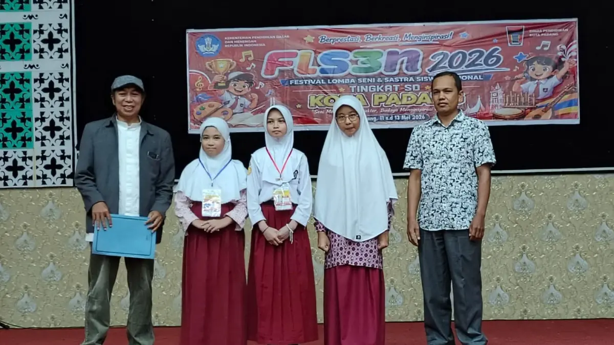 Para juara menulis cerita pada Festival Lomba Seni dan Sastra Siswa Nasional (FLS3N) foto bersama dengan dewan juri beberapa waktu lalu. (TIM LAMAN GURU)