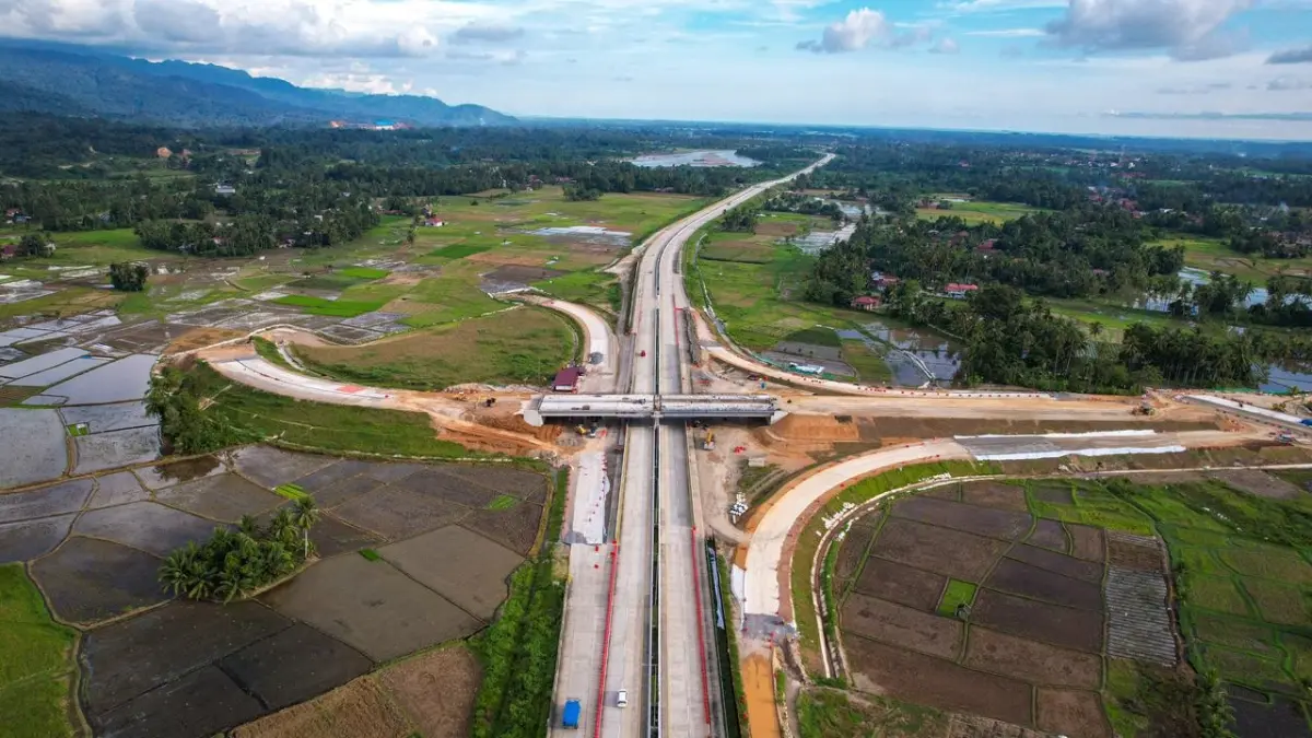 Pekerjaan pembangunan Akses Lubukalung pada Ruas Jalan Tol Pekanbaru–Padang Seksi Sicincin–Padang yang saat ini telah mencapai progres 24,06%, dengan berbagai tahapan konstruksi. (DOK HUTAMA KARYA)