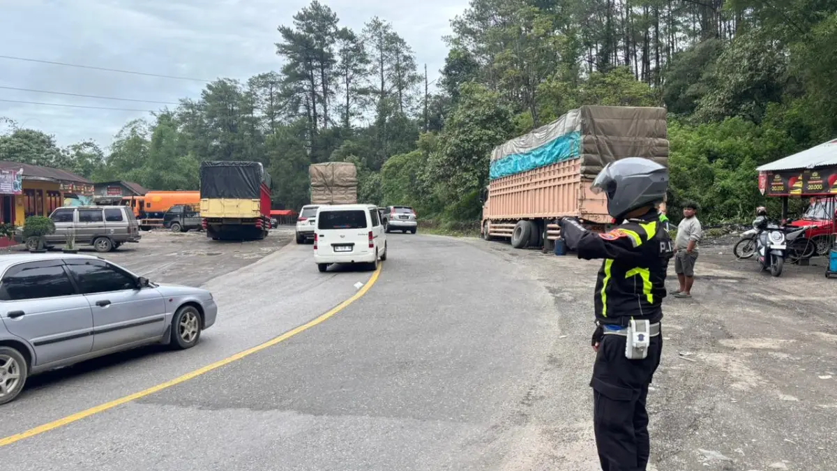 Personel Satlantas Polres Solok saat melakukan pengaturan lalu lintas di kawasan Batas Kota Solok-Padang, Minggu (17/5/2026). (Satlantas Polres Solok)