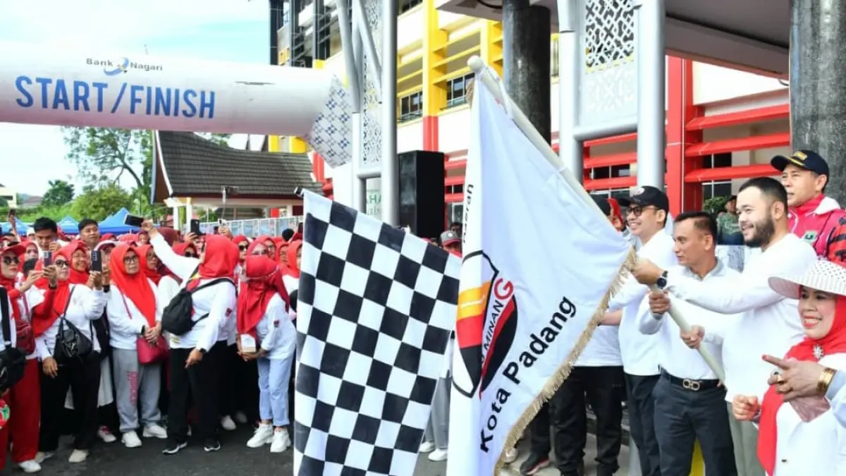 Ribuan warga mengikuti jalan santai dan senam massal Gebyar Gebu Minang di kawasan CFD Jalan Sudirman dan Lapangan Kantor Gubernur Sumbar, Minggu (17/5/2026).(Foto: Prokopim)