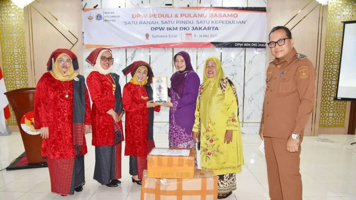 Rombongan Bundo Kanduang IKM DKI Jakarta saat bersilaturahmi dengan jajaran Pemko Pariaman dan pengurus Bundo Kanduang Kota Pariaman, sekaligus melihat pameran produk UMKM khas daerah di Kota Pariaman. (DOK PEMKO PARIAMAN)