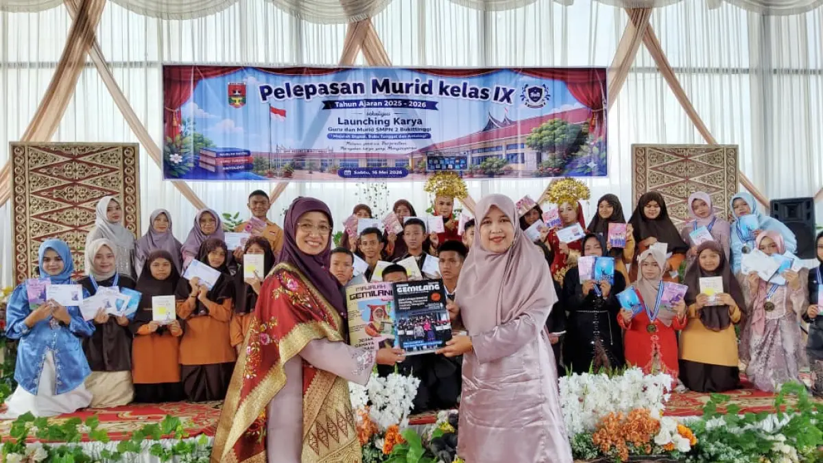 Penyerahan majalah sekolah edisi kedua dan ketiga dari pimpinan redaksi Dilla, S.Pd kepada Plt, kepala sekolah ibu Yessy Suryanty,  M.Pd. dalam rangka pelepasan siswa kelas IX dan peluncuran majalah dan buku karya guru dan siswa SMPN 2 Bukittinggi. (TIM LAMAN GURU)