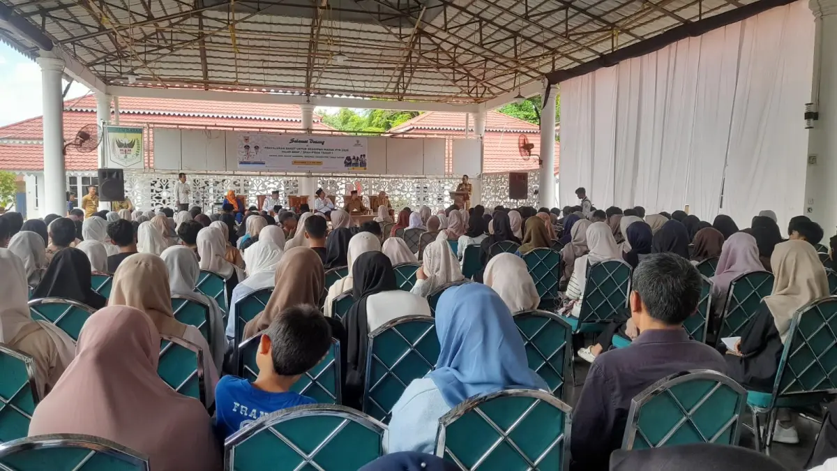Bupati Tanahdatar Eka Putra pada penyerahkan secara simbolis bantuan beasiswa Baznas kepada mahasiswa baru di Gazebo Indo Jolito, Batusangkar, Senin (18/5). (DOK PEMKAB TANAHDATAR)