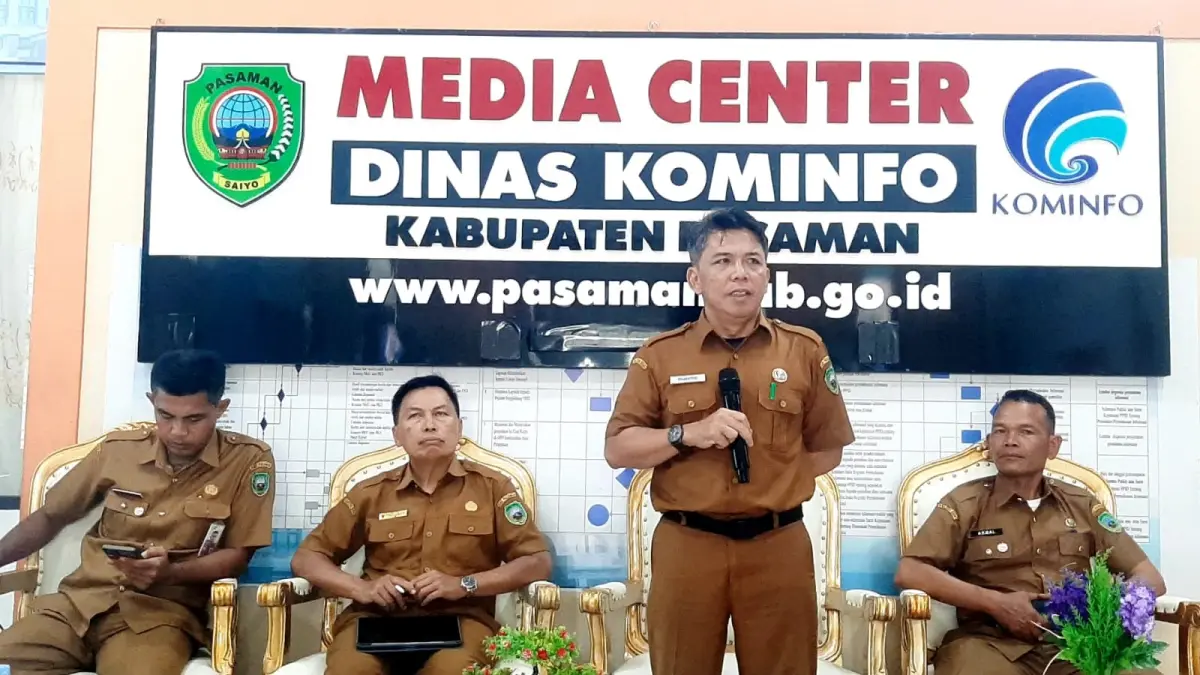 Dinas Komunikasi dan Informatika (Diskominfo) Pasaman bersama Kepala Dinas Pertanian, Prasetyo, didampingi jajaran Kabid Distan serta Kepala Disdukcapil Akmal, saat konferensi pers te rkait evaluasi pelaksanaan program unggulan layanan Bajak Gratis dan tata kelola pupuk bersubsidi di Media Center Diskominfo Pasaman, Senin (18/5). (DOK DISKOMINFO)
