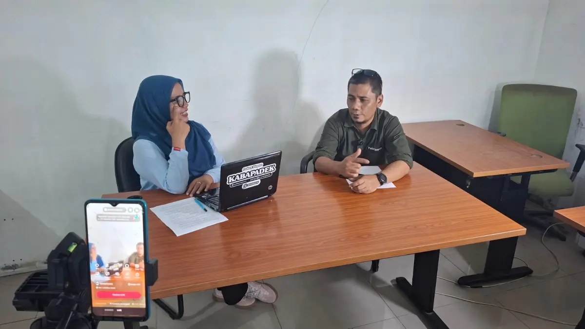 Jurnalis senior Padang Ekspres, Tandri Eka Putra saat menjadi narasumber pada program KABAPADEK Sore di Graha Pena, Lubukbuaya, Senin (18/5). (DOK PADEK)