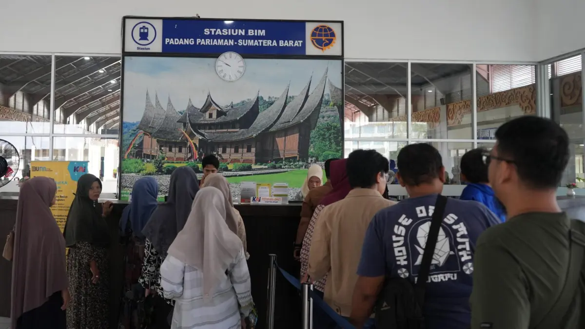 KAI Divre II Sumbar mencatat 30.379 penumpang saat libur panjang Mei 2026. KA Pariaman Ekspres capai 142 persen kapasitas.