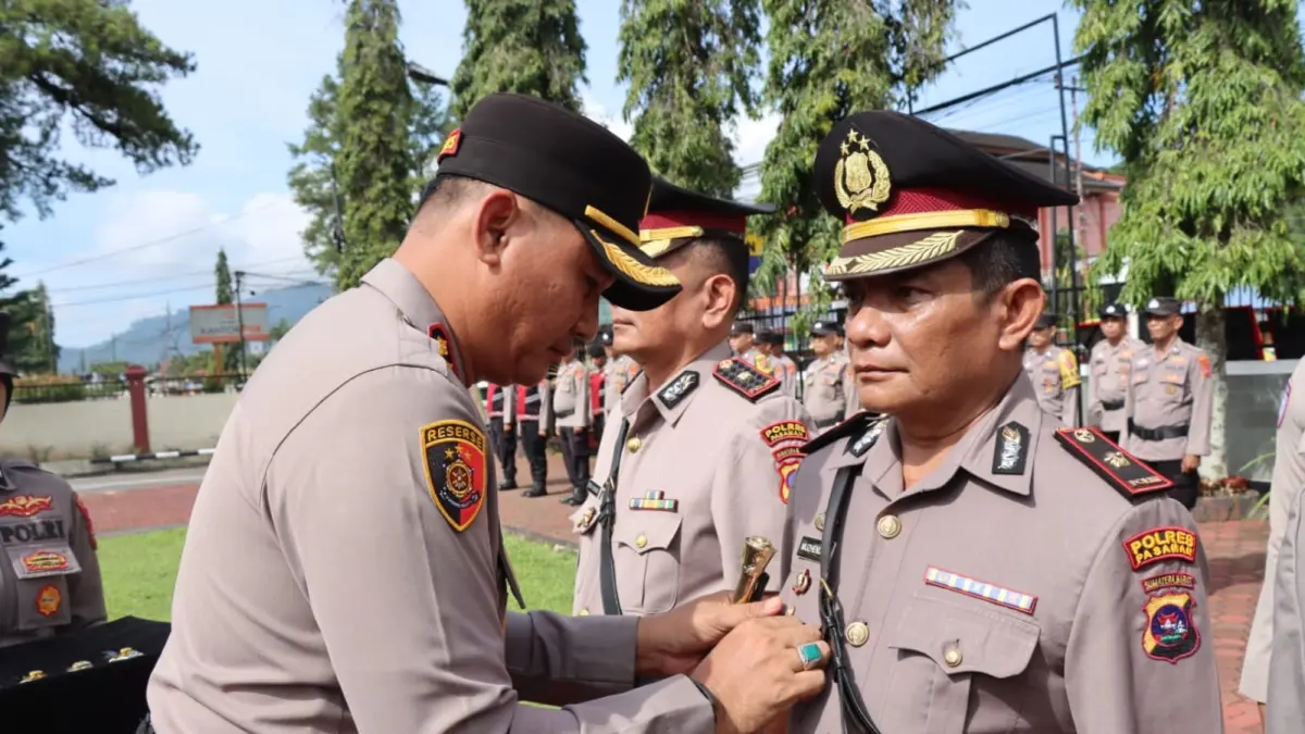 Kapolres Pasaman AKBP Muhammad Agus Hidayat memimpin upacara serah terima jabatan Wakapolres, Kabag Ren, dan Kapolsek di Lapangan Apel Sanika Satyawada Polres Pasaman, Senin (18/5) pagi. (DOK POLRES PASAMAN)