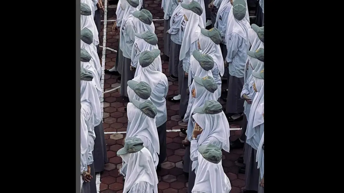 Murid SMK Negeri 6 Padang sedang mengikuti upacara bendera pada hari Senin beberapa waktu lalu. (TIM LAMAN GURU)
