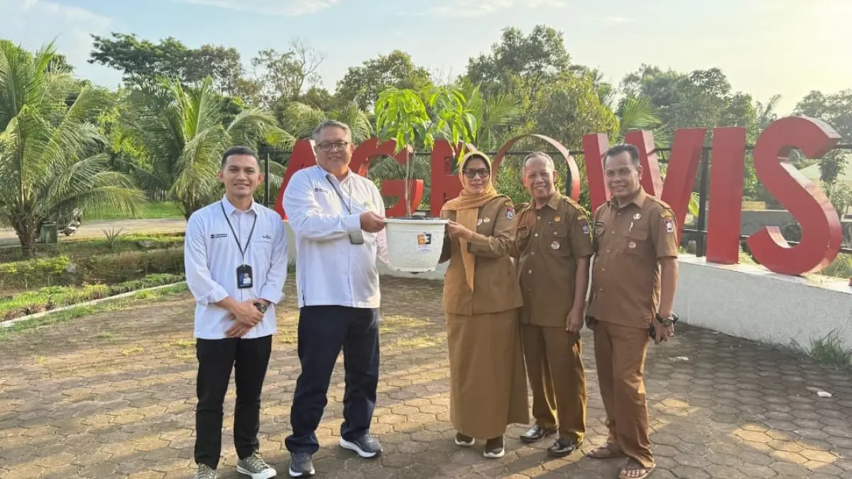 Penyerahan bibit tanaman oleh TASPEN KC Padang Kabul Wibowo kepada Dinas Pertanian Kota Padang dalam rangka HUT ke-63 TASPEN.(Foto: Humas)