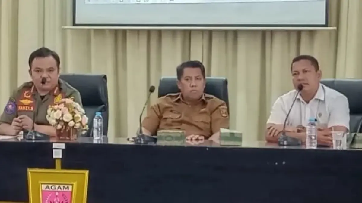 Sekretaris Kabupaten Agam M. Lutfi AR bersama Kepala Satpol PP dan Damkar Agam Fauzi serta unsur kepolisian mengikuti rapat koordinasi pengawasan dan penertiban hiburan orgen tunggal di aula utama Kantor Bupati Agam, Senin (18/5). (DOK ANIZUR UNTUK PADEK)