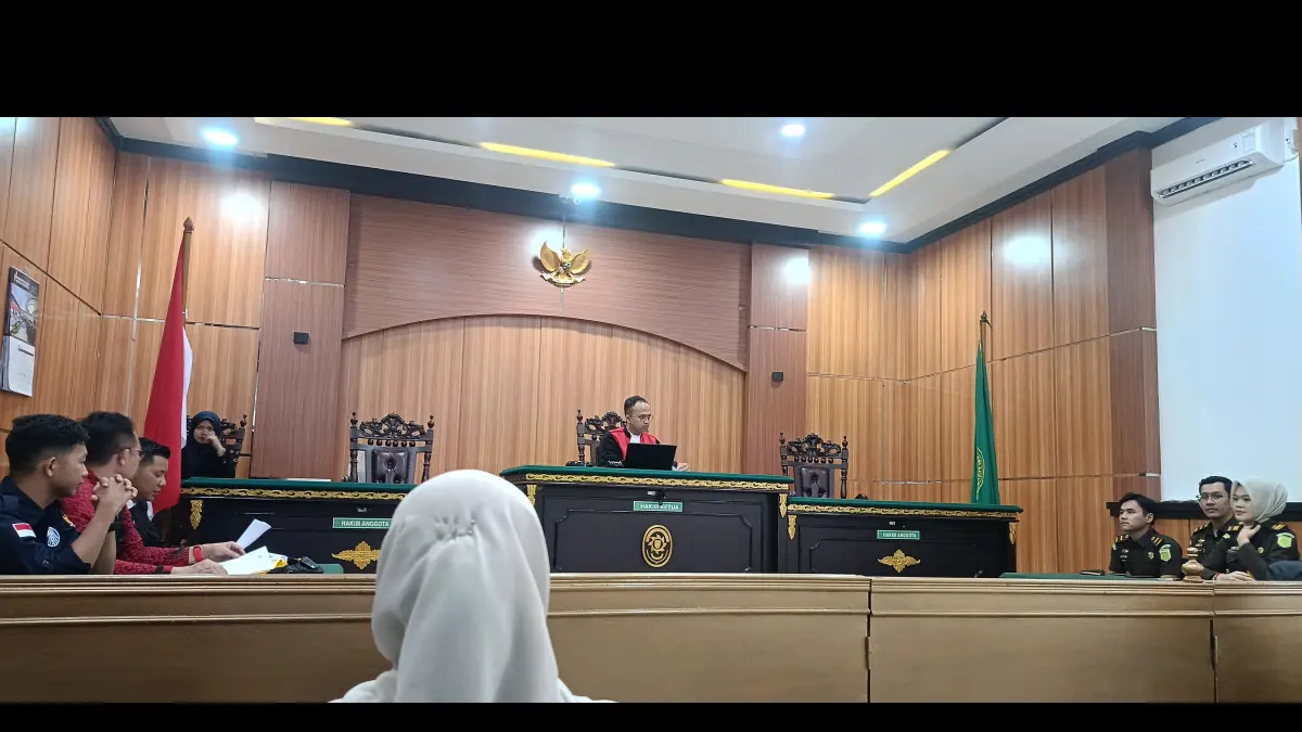 Suasana sidang perdana praperadilan tiga tersangka dugaan korupsi proyek Revitalisasi Pasar Rakyat Sungaibatang di Pengadilan Negeri Lubukbasung, Senin (18/5).  (PUTRA/PADEK)