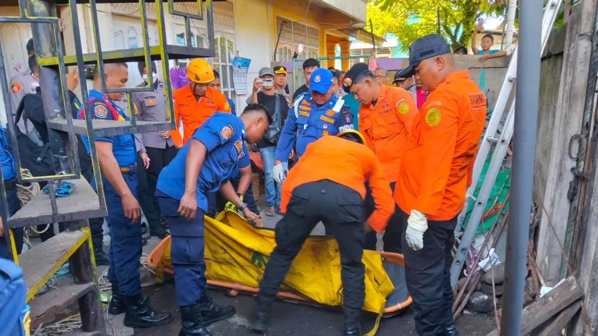 Tim gabungan mengevakuasi mayat pria berumur 34 tahun dari dalam sumur di Kuranji, Kota Padang, Senin pagi (18/5/2026). (Dinas Damkar Kota Padang)